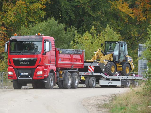 MAN TGX dúmper 6x4 que además puede arrastrar un remolque con maquinaria.